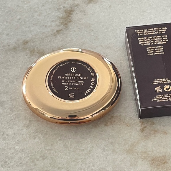 SOLD 🆕 Charlotte Tilbury MEDIUM Flawless Finish Powder New in Box NIB - Picture 3 of 7